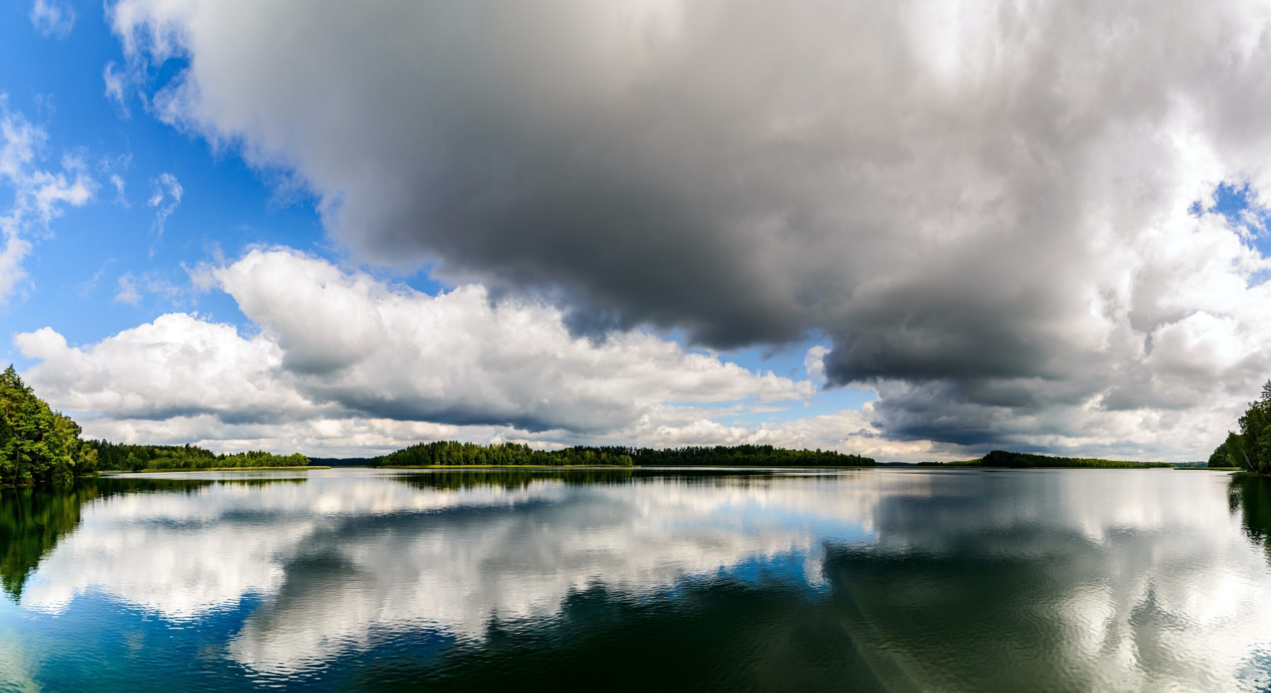 panoramic-clouds-and-lake